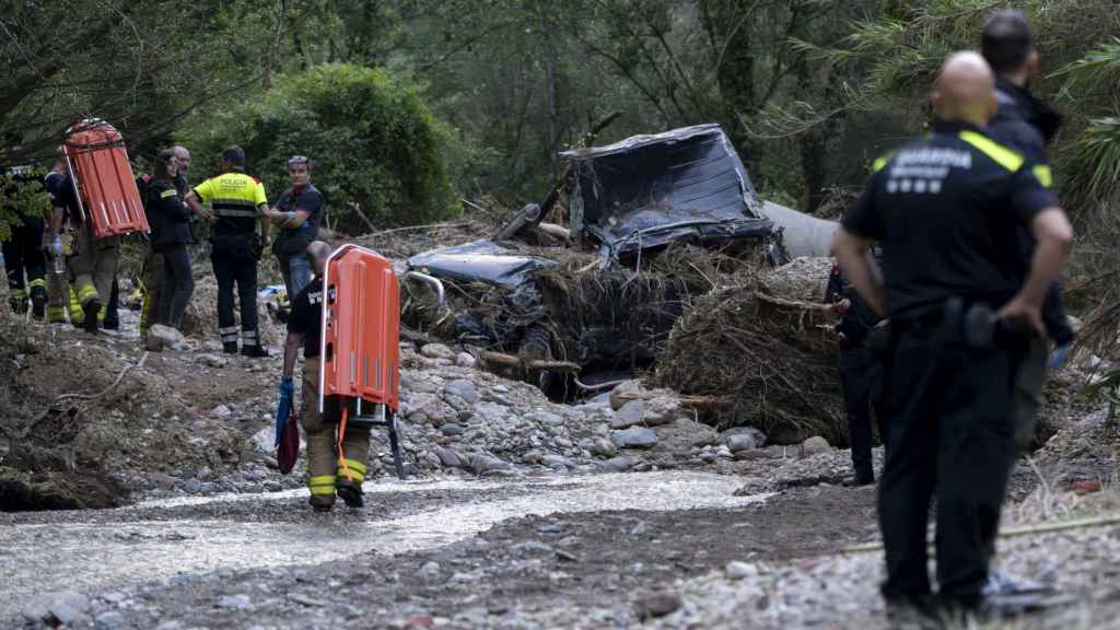 Agentes de la policía durante el rescate de una persona fallecida en el interior de un vehículo en Ullastrell, tras las lluvias torrenciales del martes