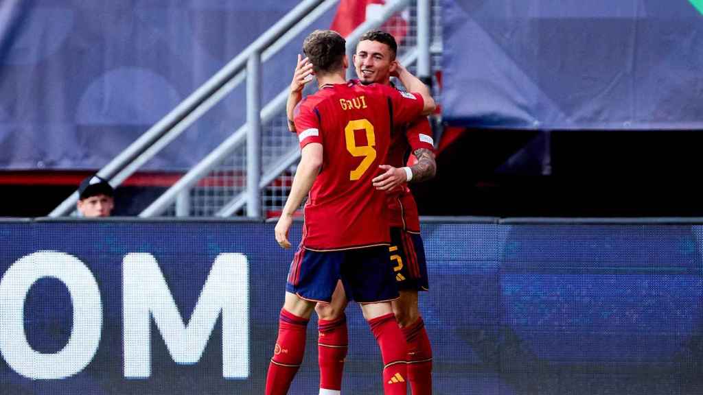 Gavi festeja con Yeremy Pino, autor del primer gol de España contra Italia / SEFUTBOL