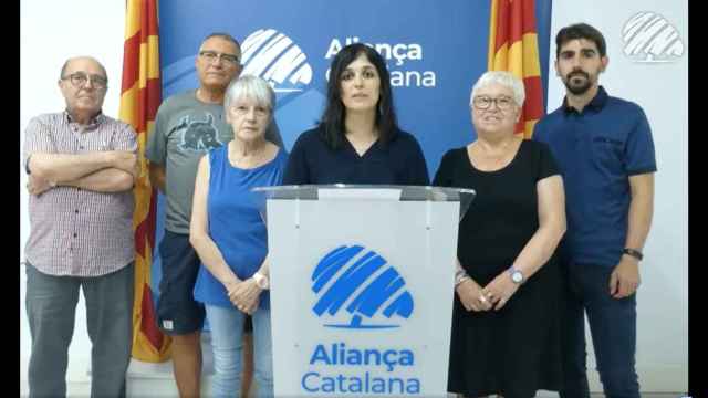 Sílvia Orriols (c) ganadora de las elecciones municipales en Ripoll axcompañada de miembros de Aliança Catalana