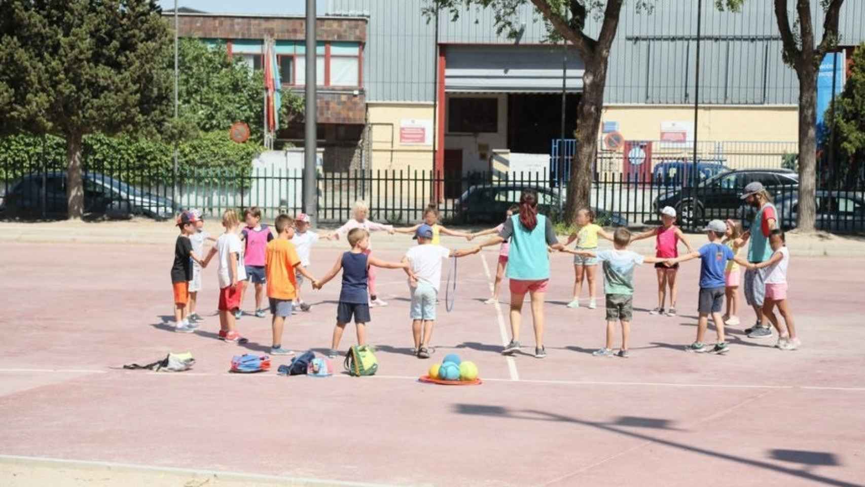 Un grupo de niños en un campamento de verano