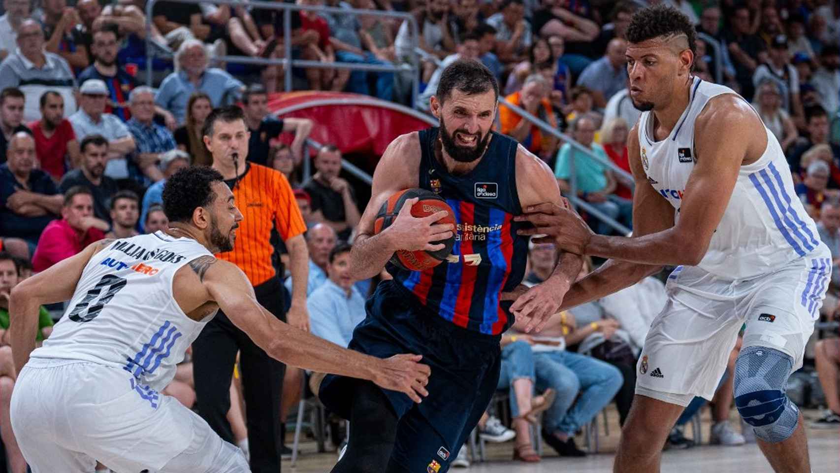 Mirotic, como un tren, buscando anotar en una jugada del Barça contra el Real Madrid  / FCB