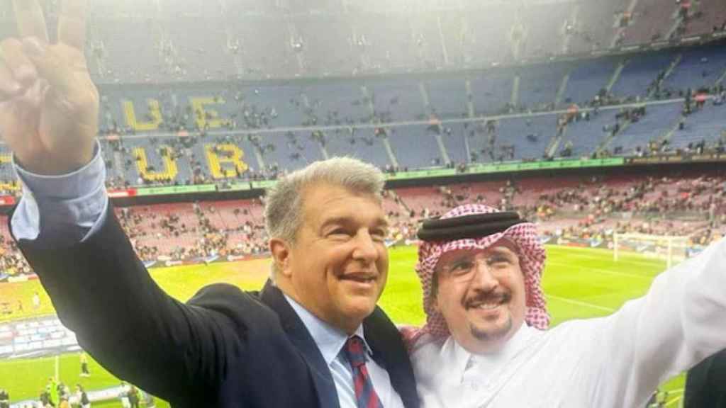 Joan Laporta, con el presidente de Baladi Express, Abdullah Al-Attiyah, en el Camp Nou