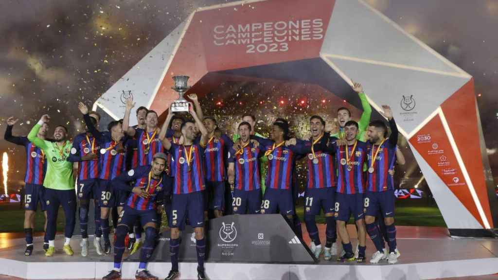 Los jugadores del Barça celebran la Supercopa de 2023