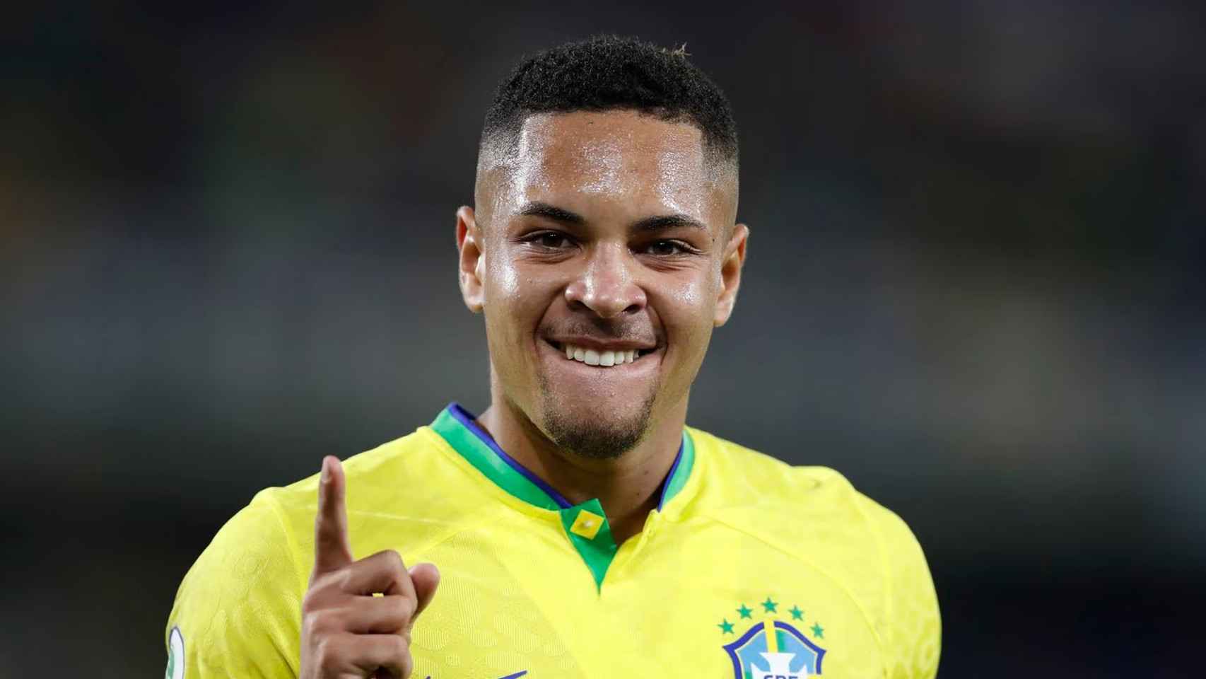 Vítor Roque, celebrando un tanto con la selección de Brasil