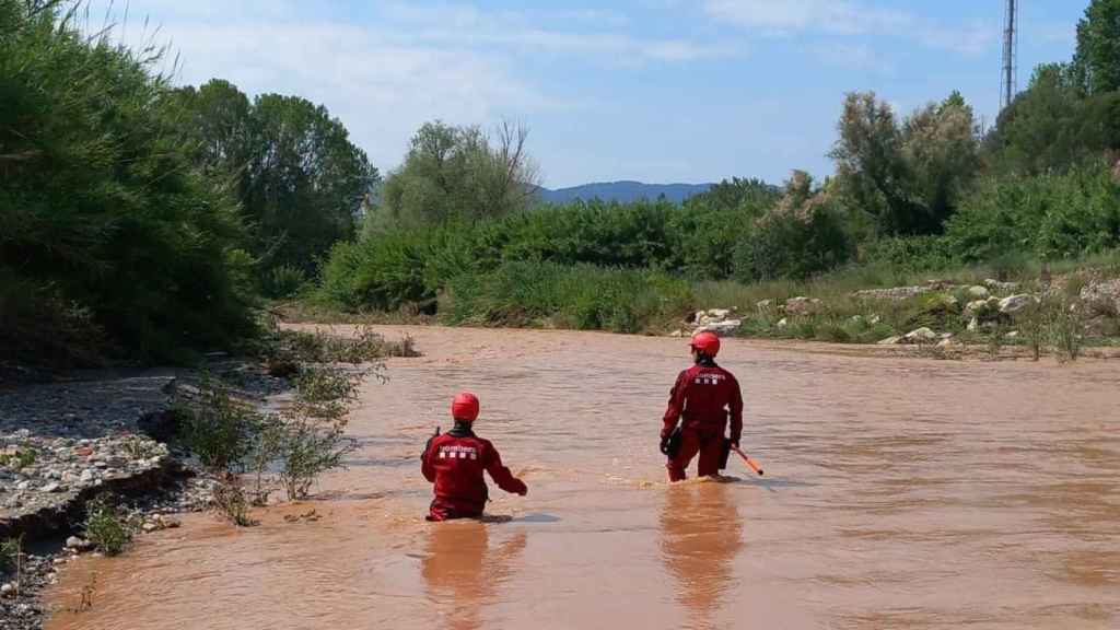 Efectivos de Bombers de la Generalitat buscando el desaparecido en Ullastrell (Barcelona)