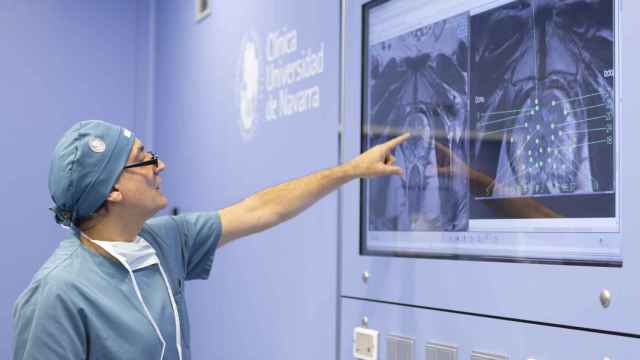 Un médico observa los resultados de una terapia contra el cáncer de próstata