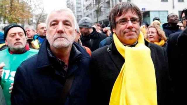 El presidente catalán prófugo, Carles Puigdemont, con Josep Maria Matamala en una manifestación