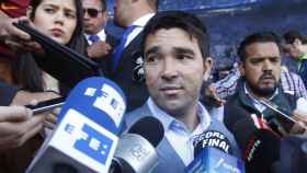 Deco, exjugador del Barça, atendiendo a los medios de comunicación / EFE