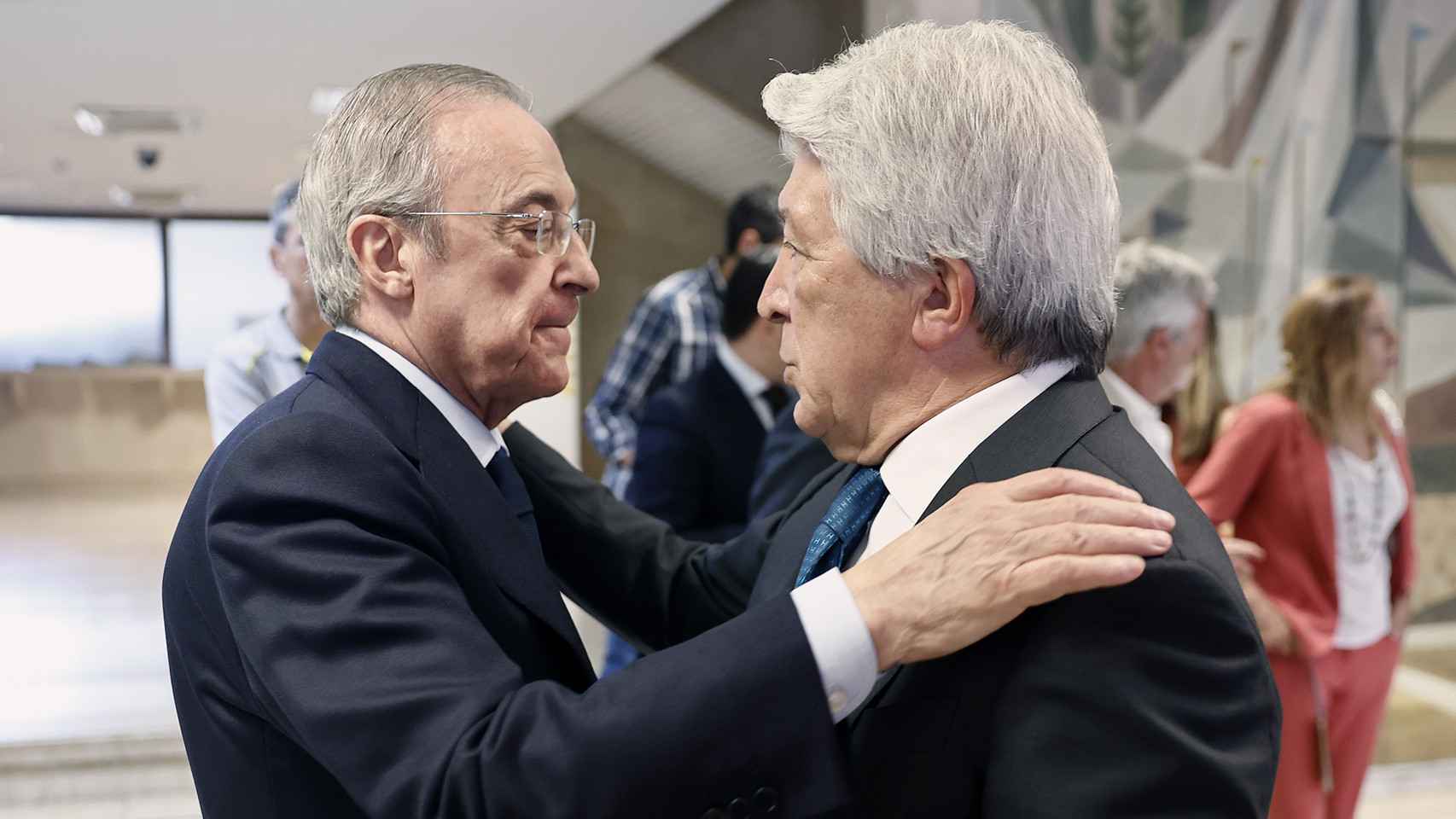 Florentino Pérez saluda a Enrique Cerezo durante un acto del CSD / EFE