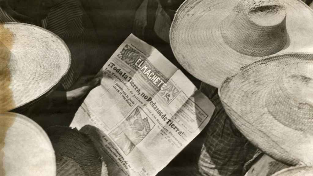 Hombres leyendo 'El Machete', de Tina Modotti