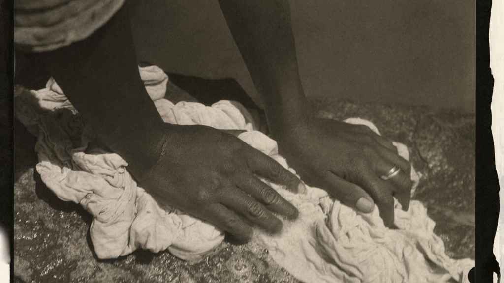 'Manos de mujer lavando ropa', de Tina Modotti