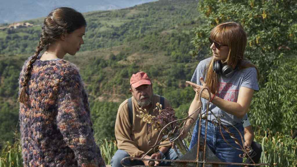 Laia Costa, Pep Cruz y Elena Trapé en el rodaje de 'Els encantats'