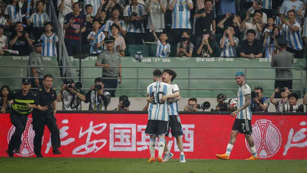 Un fan abraza a Messi durante la disputa del Argentina-Australia / EFE