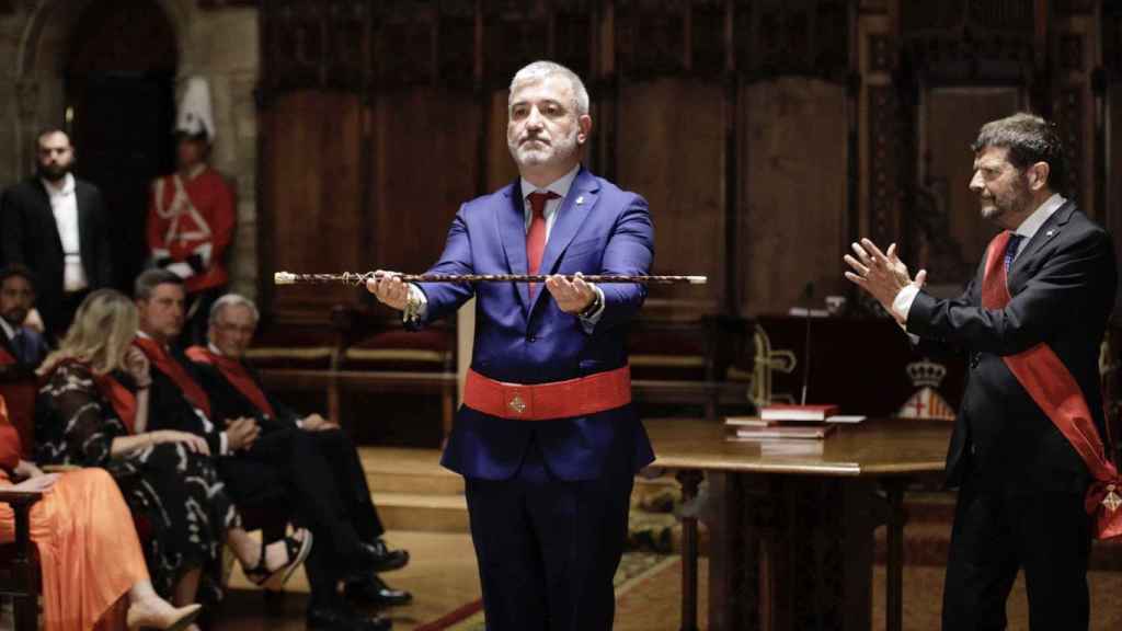 Jaume Collboni, con la vara de mando de alcalde de Barcelona