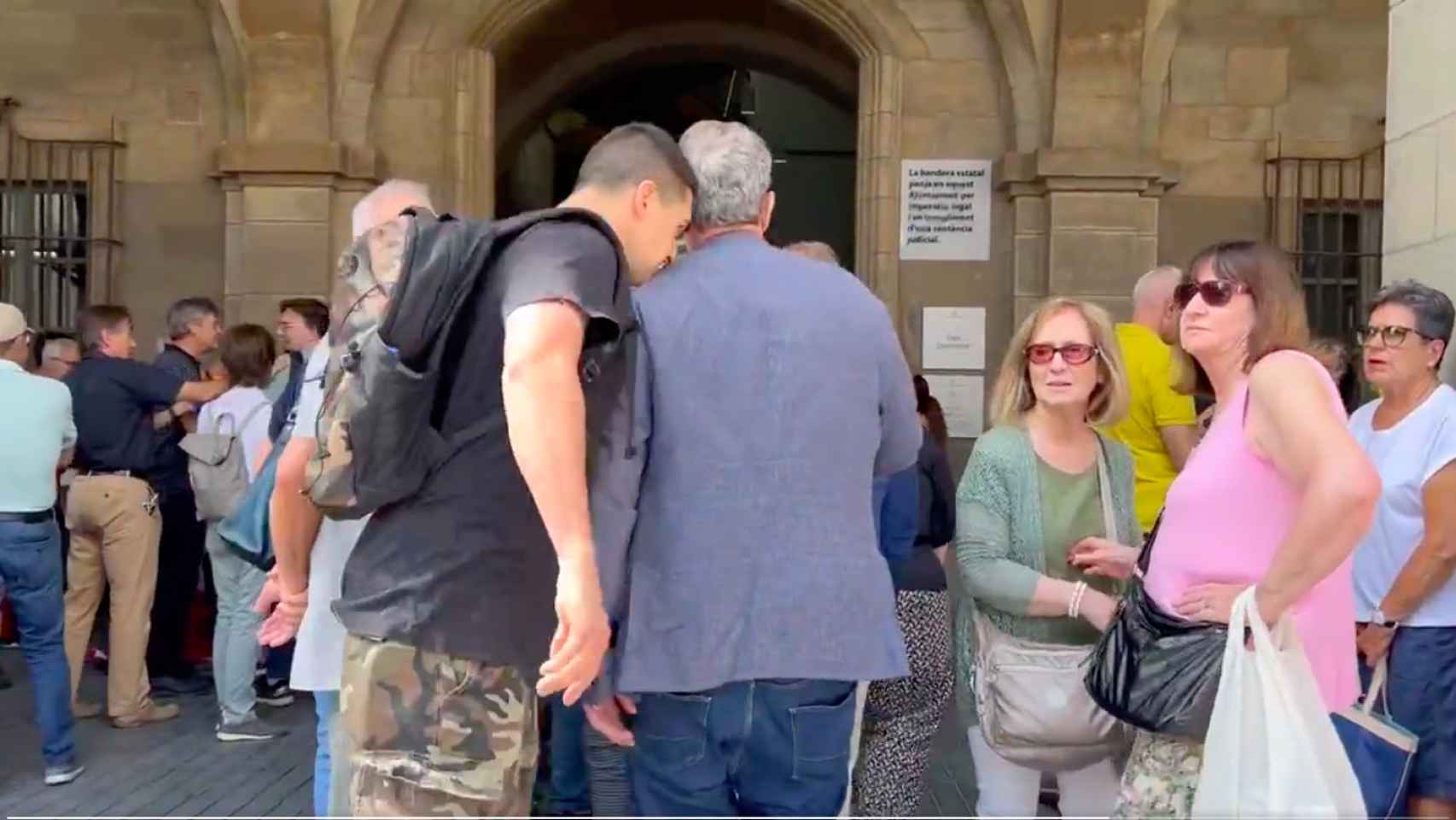 Agresión al jefe de seguridad de Vox ante el Ayuntamiento de Manresa