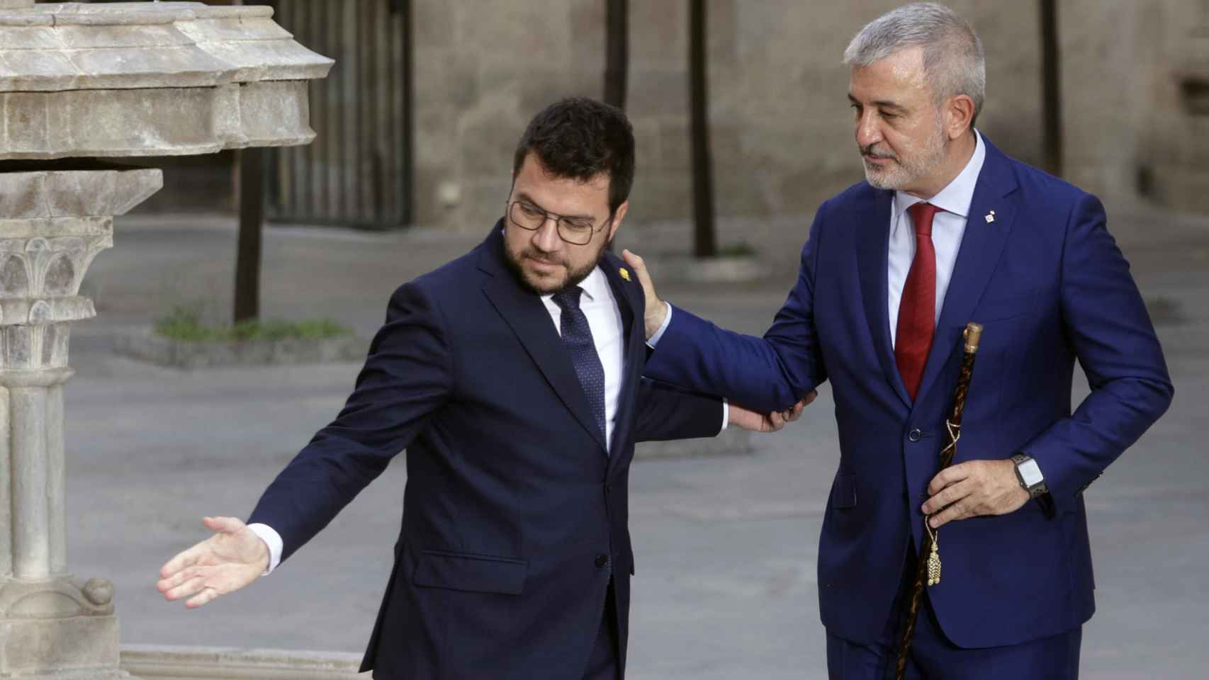 El nuevo alcalde de Barcelona, el socialista Jaume Collboni (d), junto al presidente de la Generalitat, Pere Aragonès, durante la tradicional recepción que el presidente catalán ofrece a los alcaldes recién elegidos