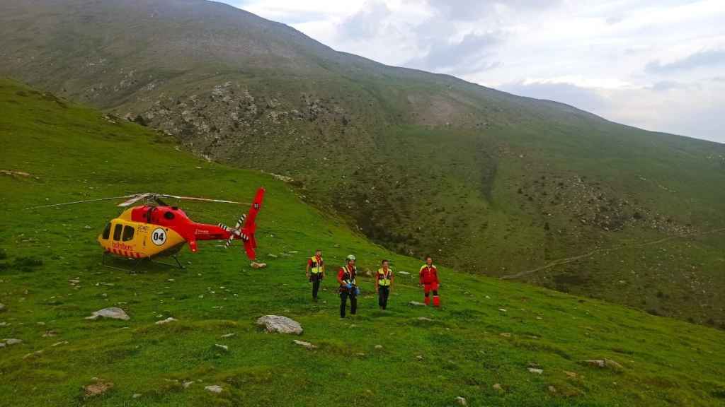 Imagen del rescate de un excurionista en el pico de l'Àliga