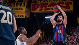 Mirotic, en una jugada del Barça-Real Madrid de la final ACB / FCB