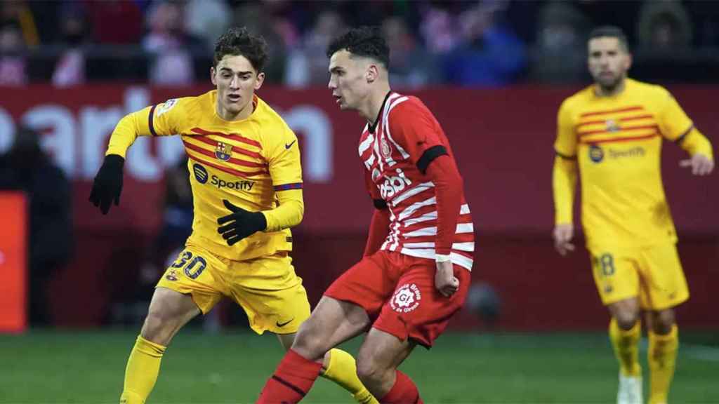 Arnau Martínez, presionado por Gavi en un Barça-Girona / REDES