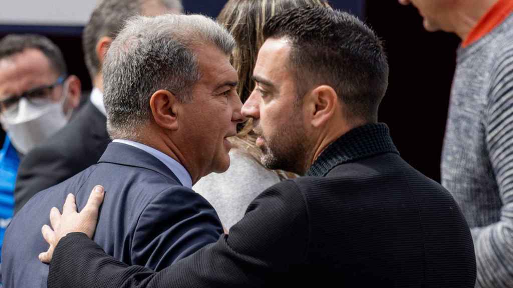 Joan Laporta y Xavi Hernández, tras encontrarse en un acto del Barça / REDES