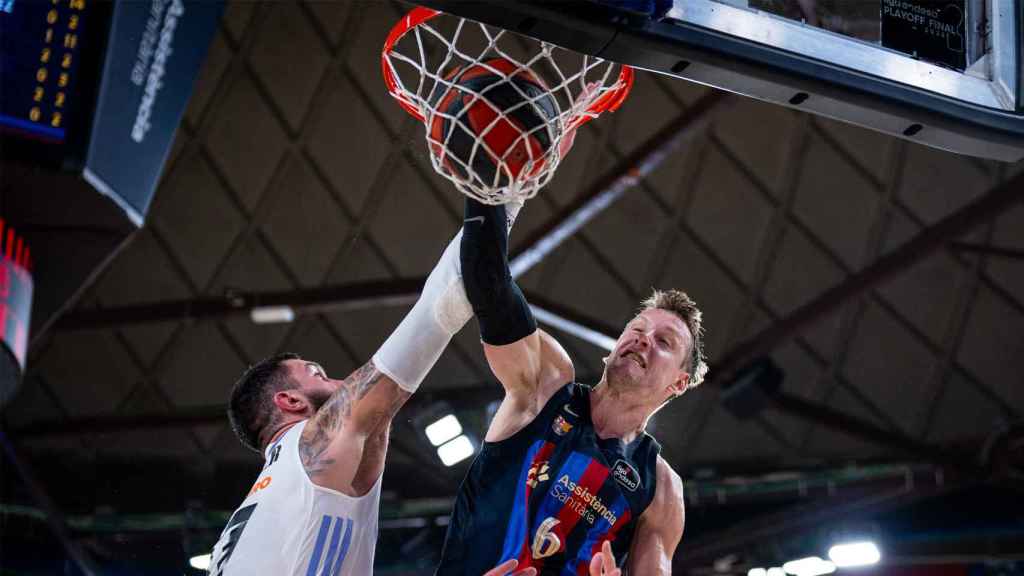 La canasta de Jan Vesely, durante el triunfo del Barça contra el Real Madrid / FCB