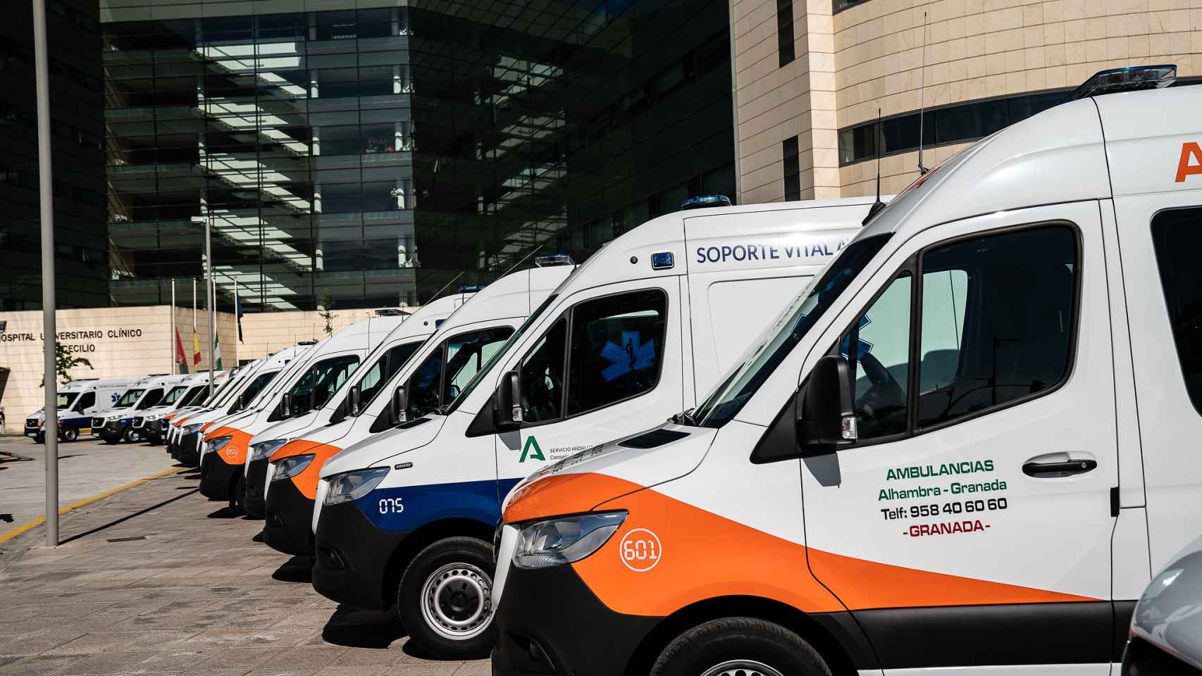 Ambulancias ante un hospital de Andalucía