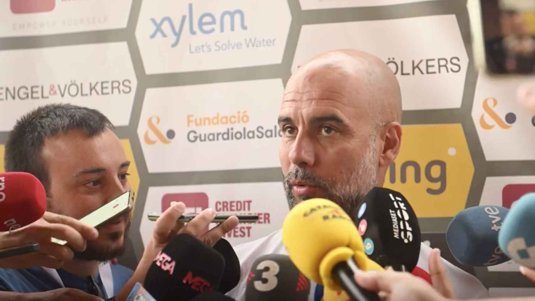 Pep Guardiola, ofreciendo declaraciones a los medios antes de un torneo de golf / REDES