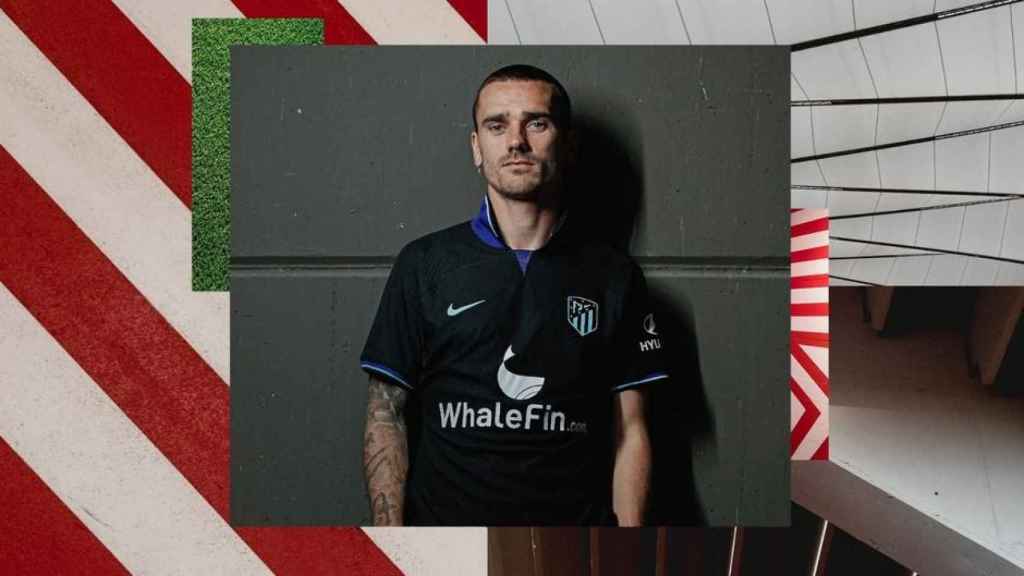 Antoine Griezmann, posando con una camiseta del Atlético con el logo de Whalefin / REDES