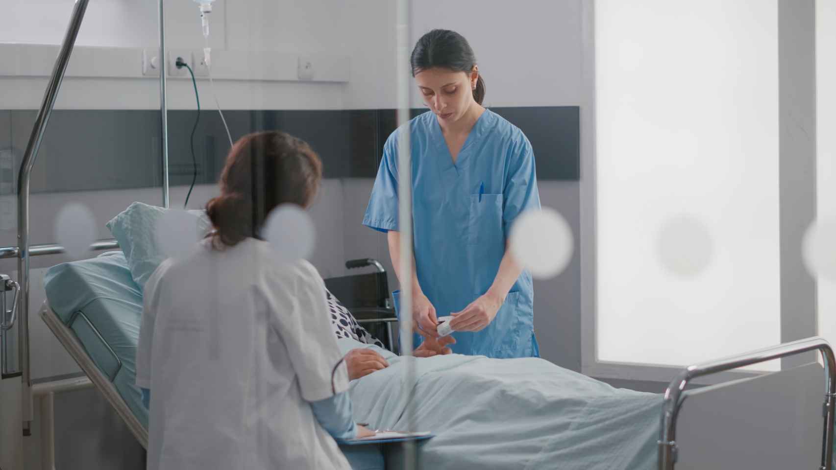 Un médico atiende a un paciente al final de su vida