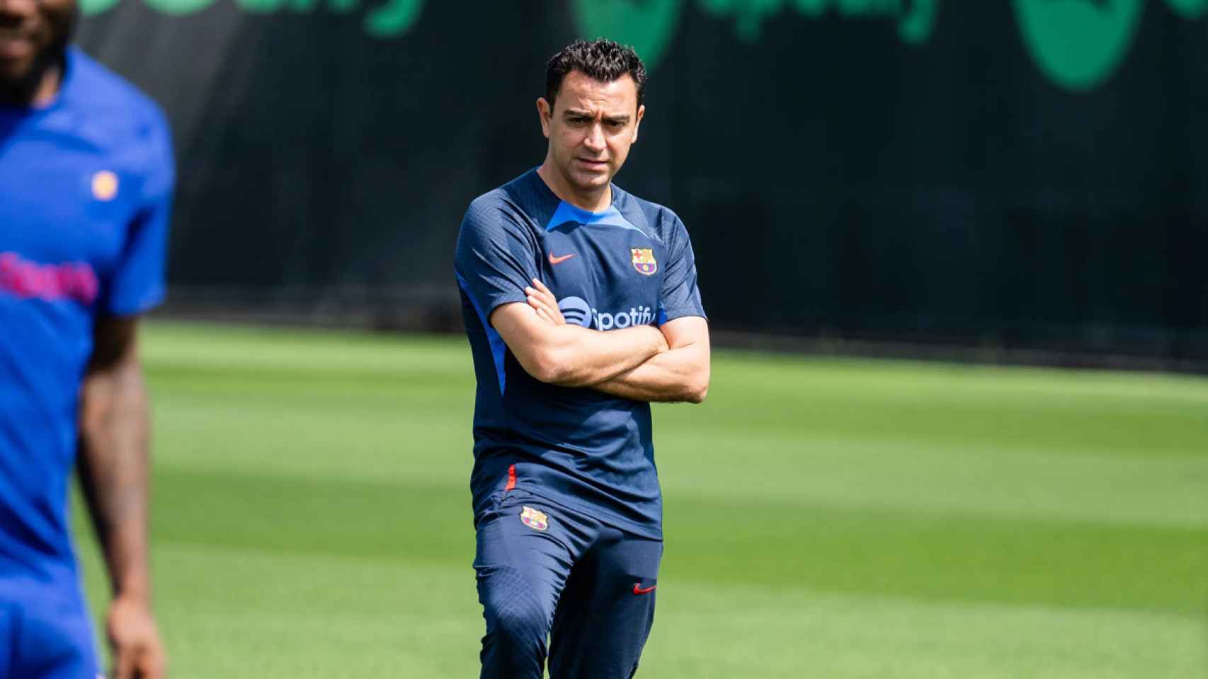 Xavi Hernández observa durante un entrenamiento del Barça