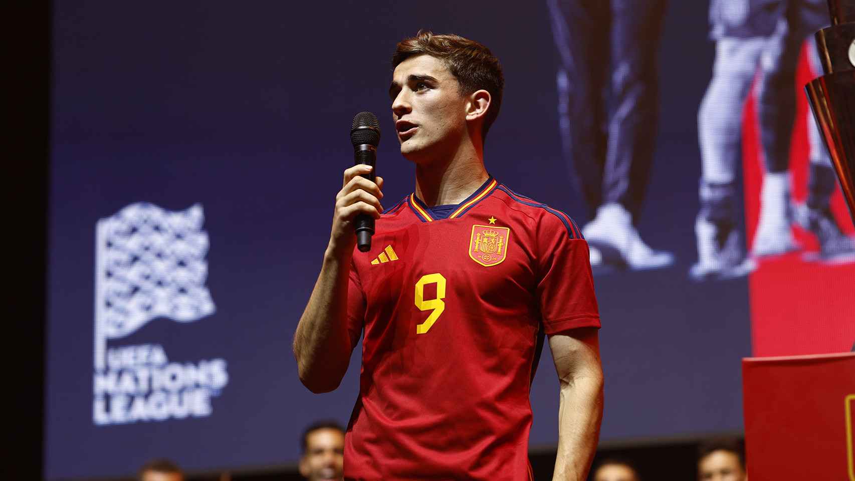 Gavi, dando un discurso, durante la celebración por la Nations League / EFE