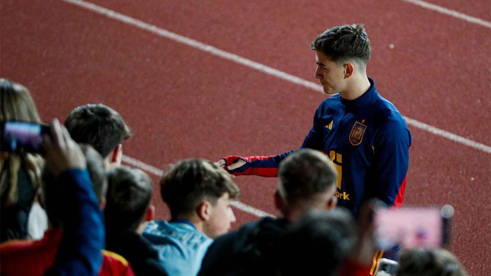 Gavi, firmando autógrafos a aficionados de la selección española / REDES