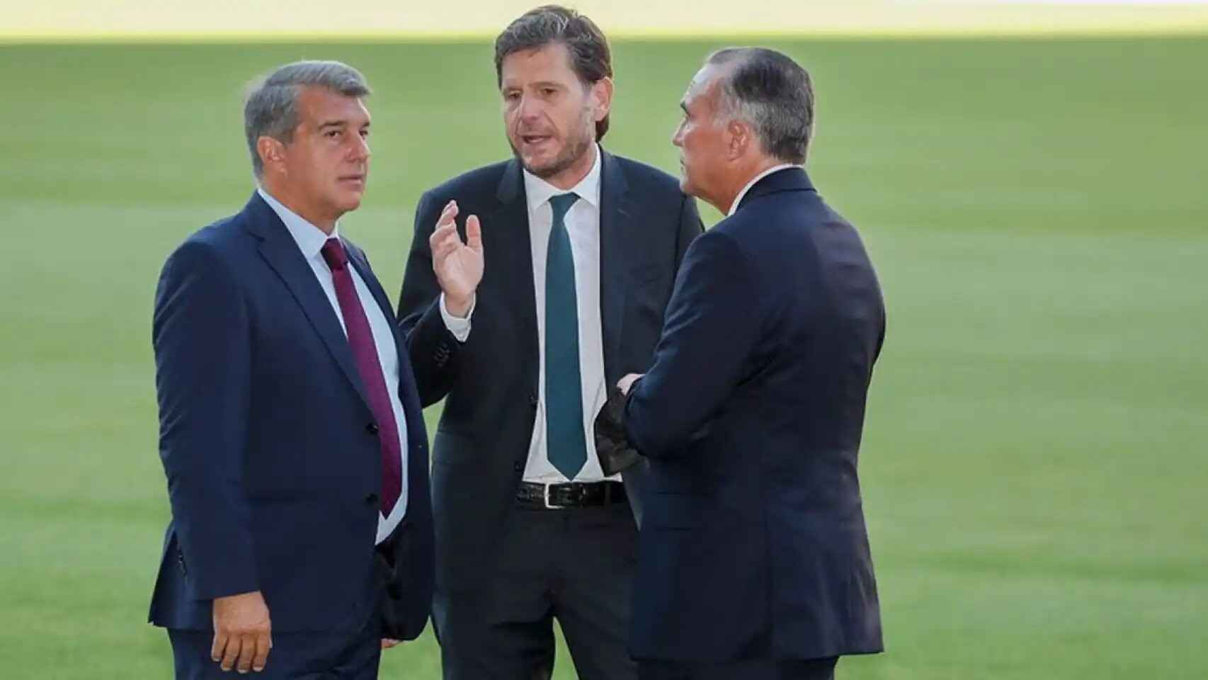 Joan Laporta, Mateu Alemany y Rafa Yuste conversan a pie de campo