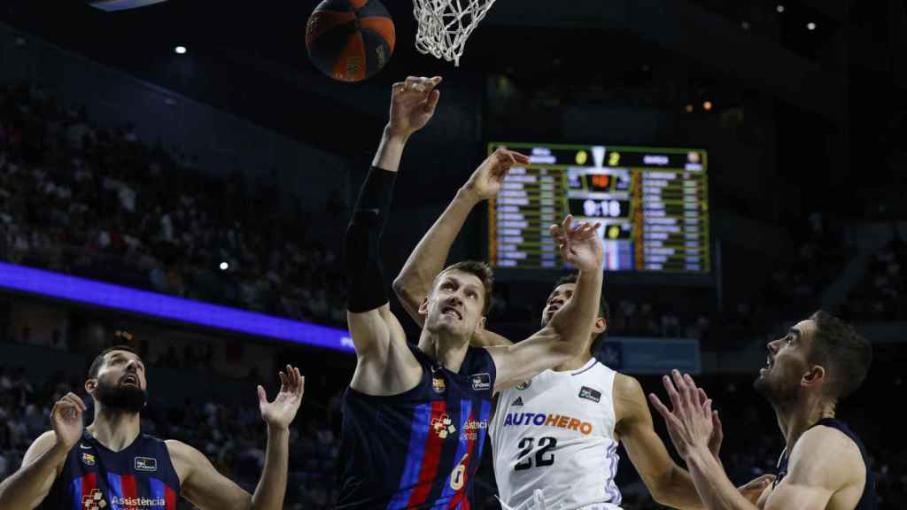 Varios jugadores del Barça disputan un rebote con Edy Tavares