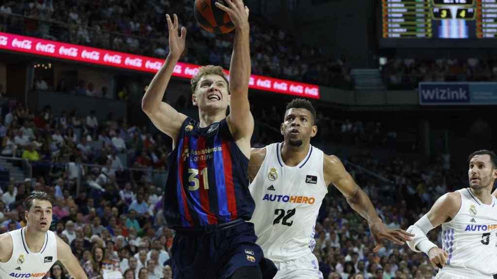 Rokas Jokubaitis finaliza una penetración ante el Real Madrid