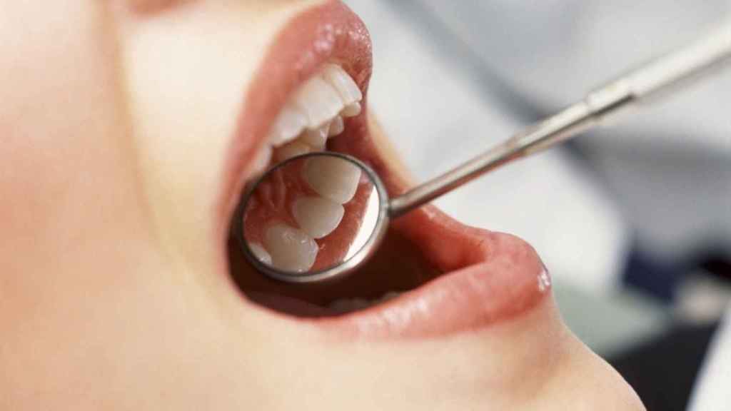 Una persona revisa su higiene y salud bucodental