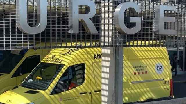 Una ambulancia en el área de urgencias del Hospital Universitario Arnau de Vilanova de Lleida