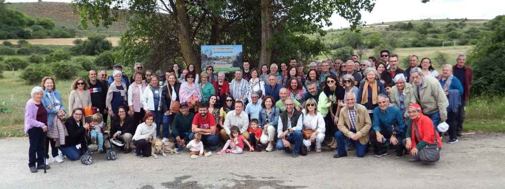 Foto de grupo de los asistentes al acto cultural en la localidad soriana