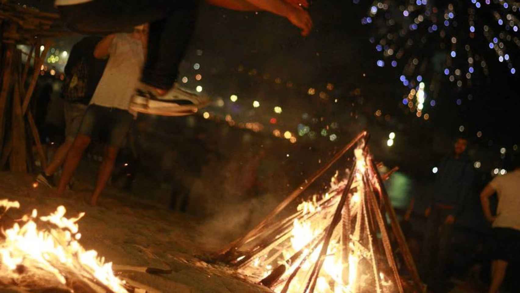 Jóvenes en una hoguera de San Juan