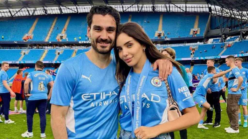 Ilkay Gundogan y Sara Arfaoui celebran la consecución de la Premier League