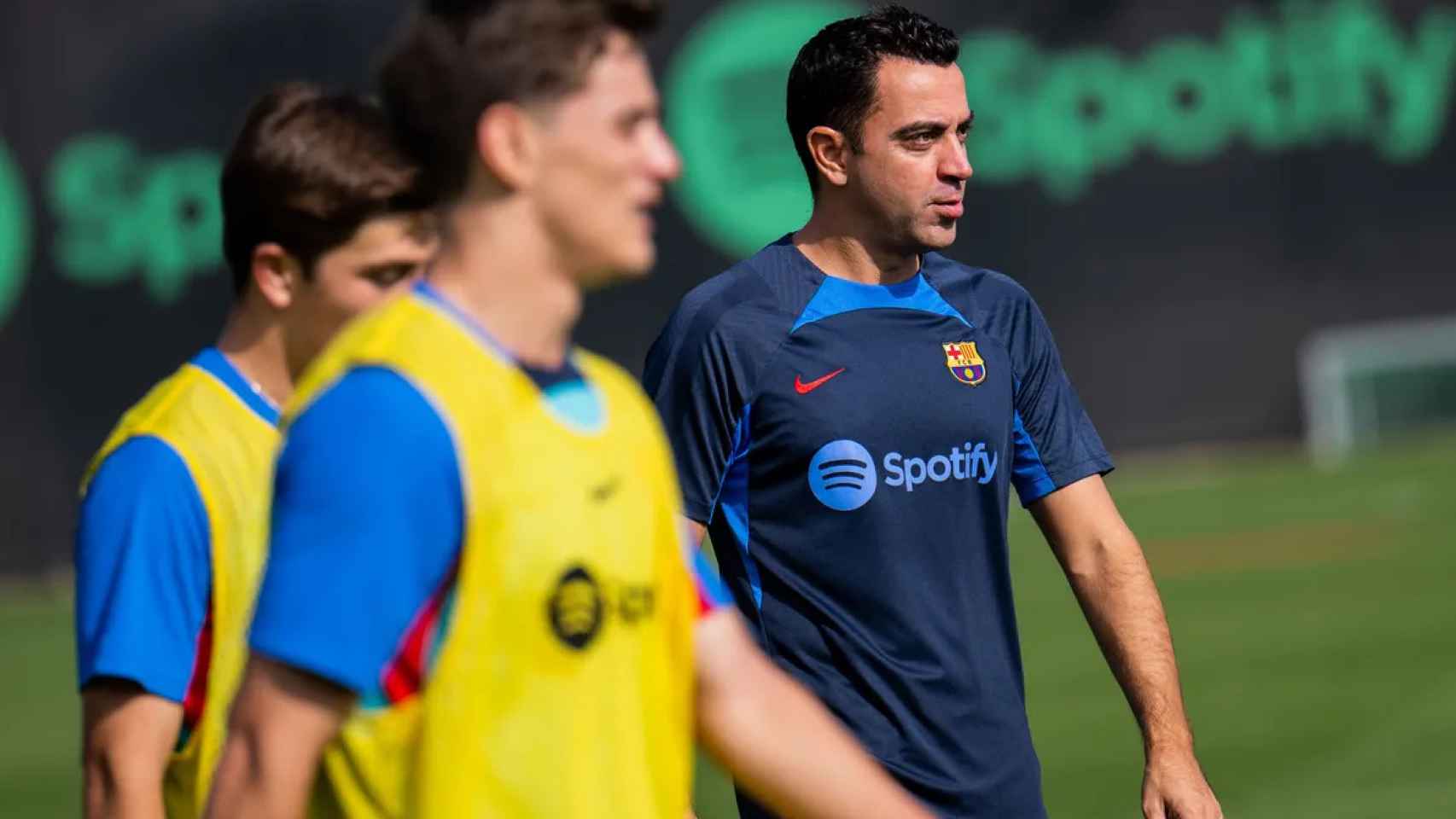 Xavi Hernández, dirigiendo un entrenamiento del Barça / FCB