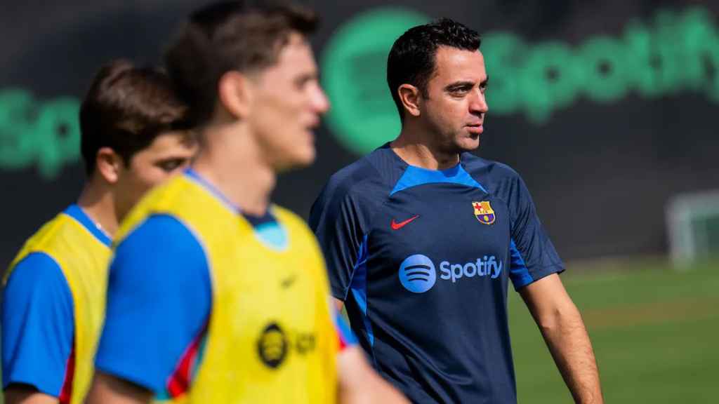 Xavi Hernández, dirigiendo un entrenamiento del Barça / FCB