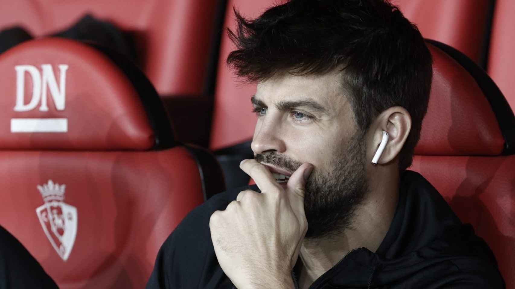 Piqué en el banquillo del Sadar / EFE