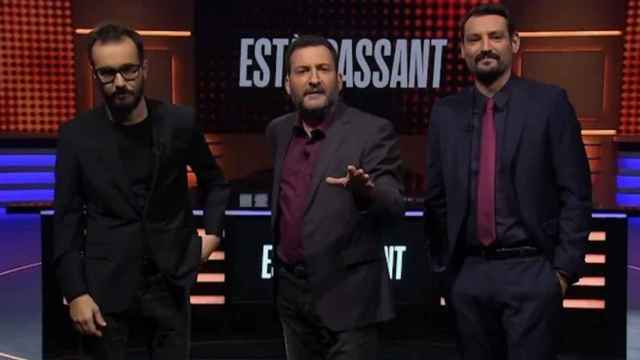 Toni Soler (c) con Jair Domínguez (i) y Òscar Andreu (d) en el programa 'Està passant' de TV3