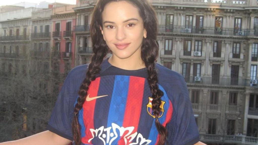 La Rosalía, utilizando la camiseta del Barça con el logo de 'Motomami' / FCB