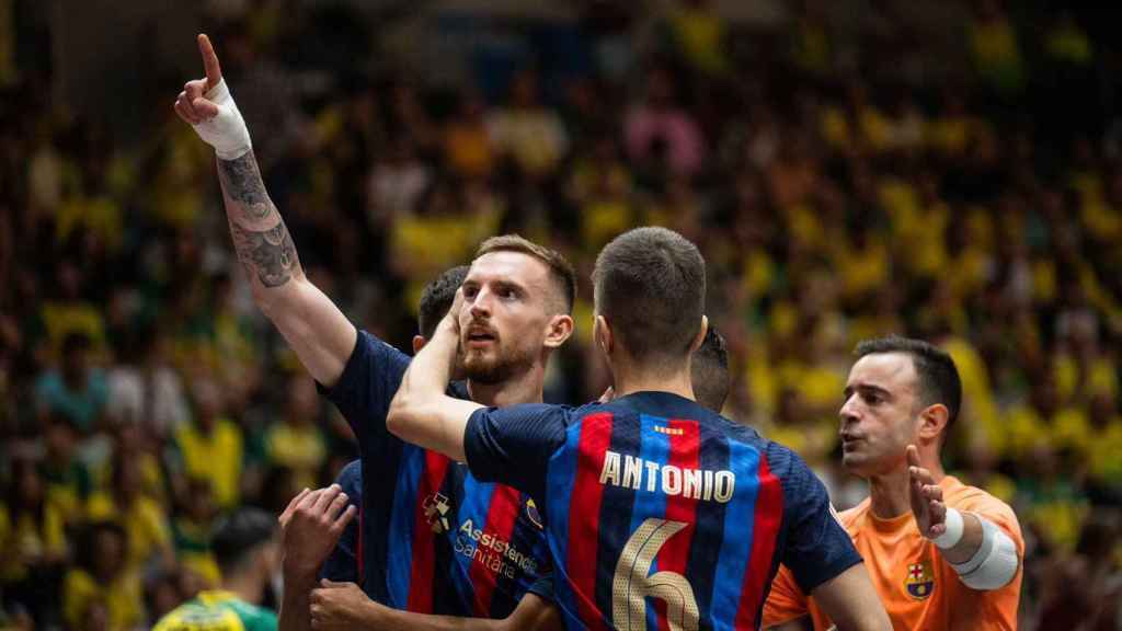 Sergio González festeja un gol en la celebración del título de liga del Barça / FCB