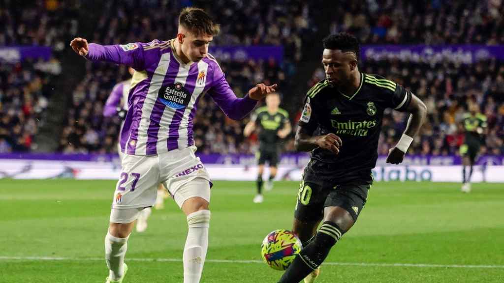 Ivan Fresneda pugna con Vinicius por un balón