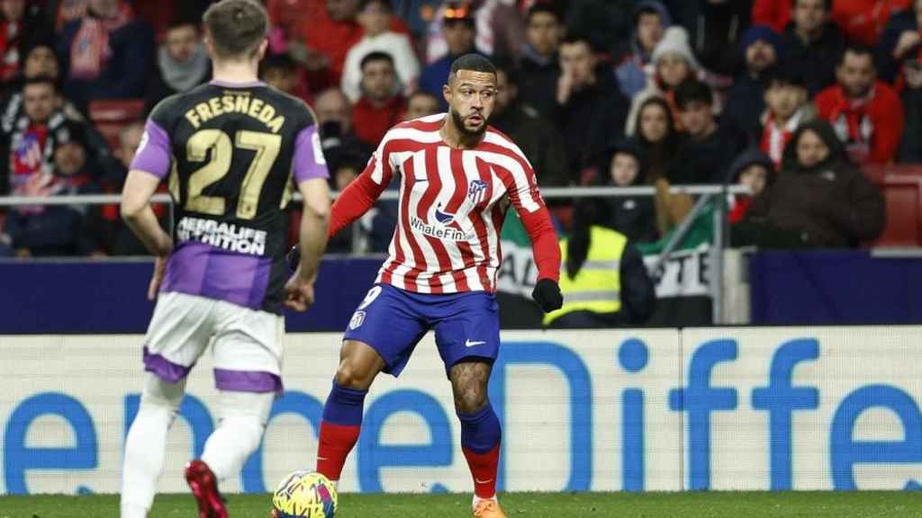 Fresneda defendiendo a Depay