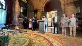 Anna Erra, junto a Pere Aragonès y los miembros de la Mesa del Parlament, y los presidentes de Òmnium, Xavier Antich; Acció Cultural del País Valencià, Anna Oliver, y la vicepta de la Obra Cultural Balear, Catalina Biblioni