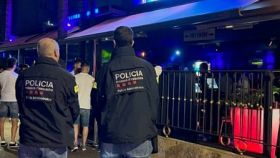 Dos agentes de los Mossos d'Esquadra frente a una discoteca